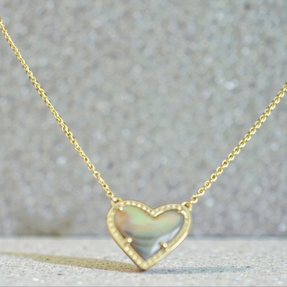 KENDRA SCOTT Ari Heart Gold Pendant in Abalone Shell Necklace